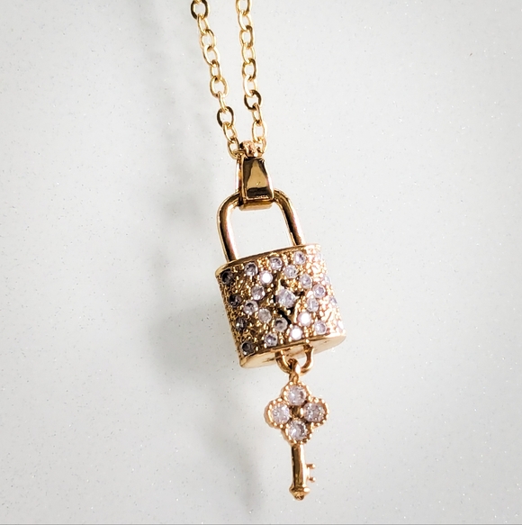 18K Gold "Unlock My Heart" Luxury Inspired Necklace - Picture 5 of 12